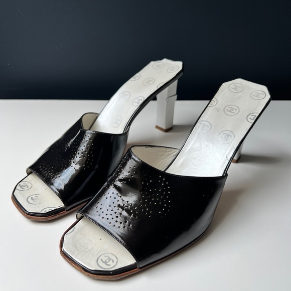Chanel Mules Heels 39 / 6 CC Logo Monogram Black White Open Toe Sandals Vintage - Picture 7 of 11